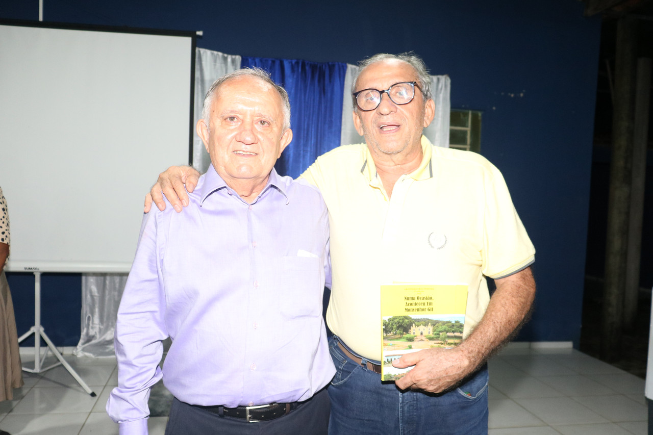 Dr Aristides Reis Pereira lança livro com autógrafos em Monsenhor Gil  - Imagem 14