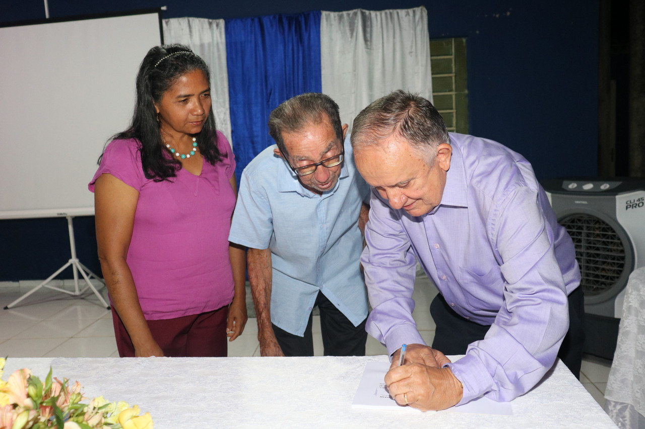 Dr Aristides Reis Pereira lança livro com autógrafos em Monsenhor Gil  - Imagem 4