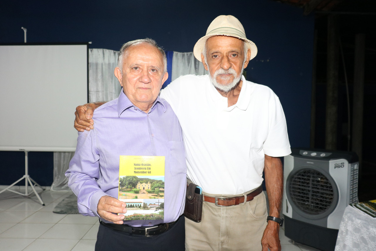 Dr Aristides Reis Pereira lança livro com autógrafos em Monsenhor Gil  - Imagem 12