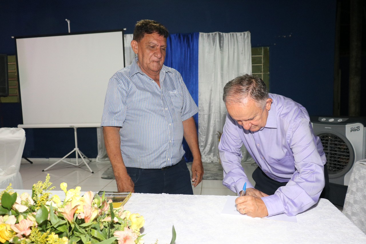 Dr Aristides Reis Pereira lança livro com autógrafos em Monsenhor Gil  - Imagem 3