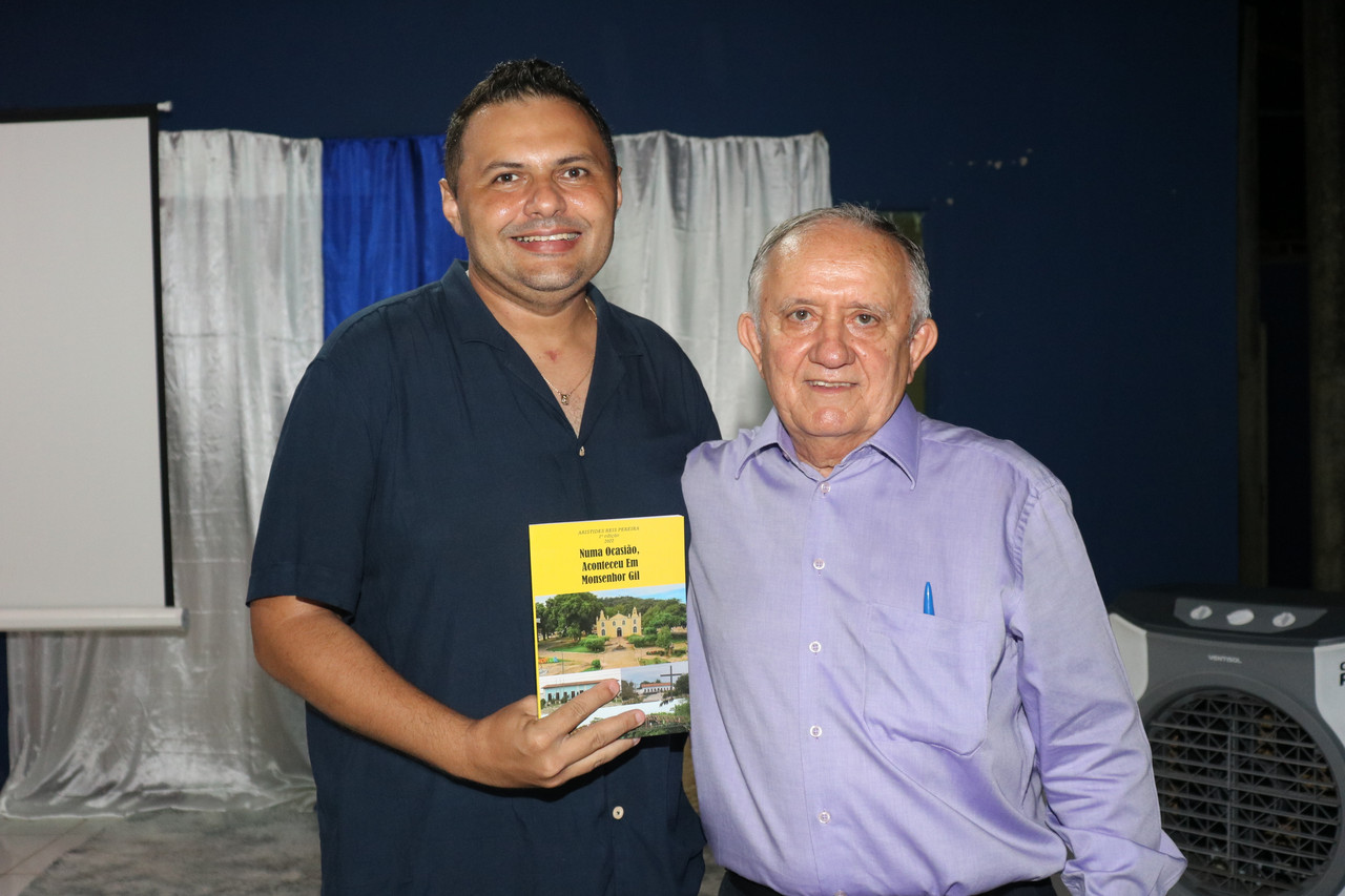 Dr Aristides Reis Pereira lança livro com autógrafos em Monsenhor Gil  - Imagem 8