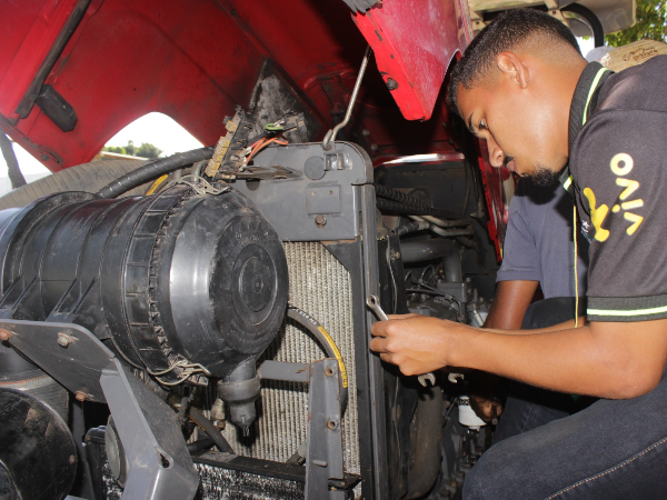 Alunos do curso de Operação e Manutenção de Tratores concluem formação