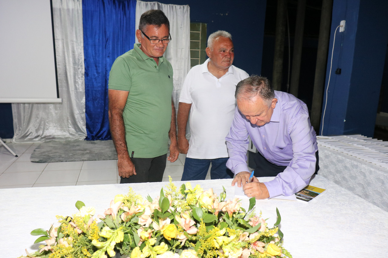 Dr Aristides Reis Pereira lança livro com autógrafos em Monsenhor Gil  - Imagem 24