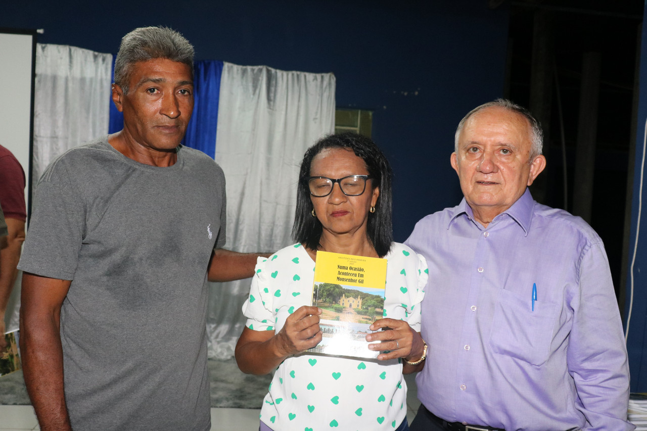 Dr Aristides Reis Pereira lança livro com autógrafos em Monsenhor Gil  - Imagem 19
