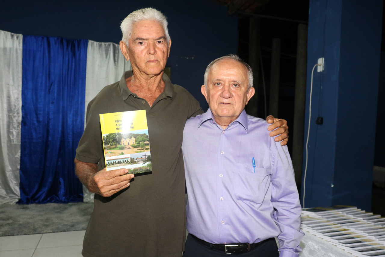 Dr Aristides Reis Pereira lança livro com autógrafos em Monsenhor Gil  - Imagem 31