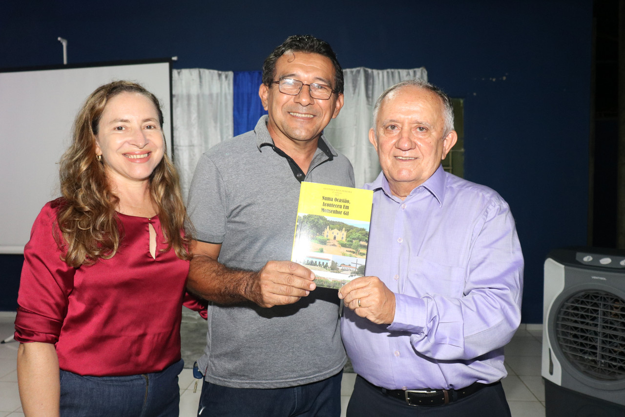 Dr Aristides Reis Pereira lança livro com autógrafos em Monsenhor Gil  - Imagem 26