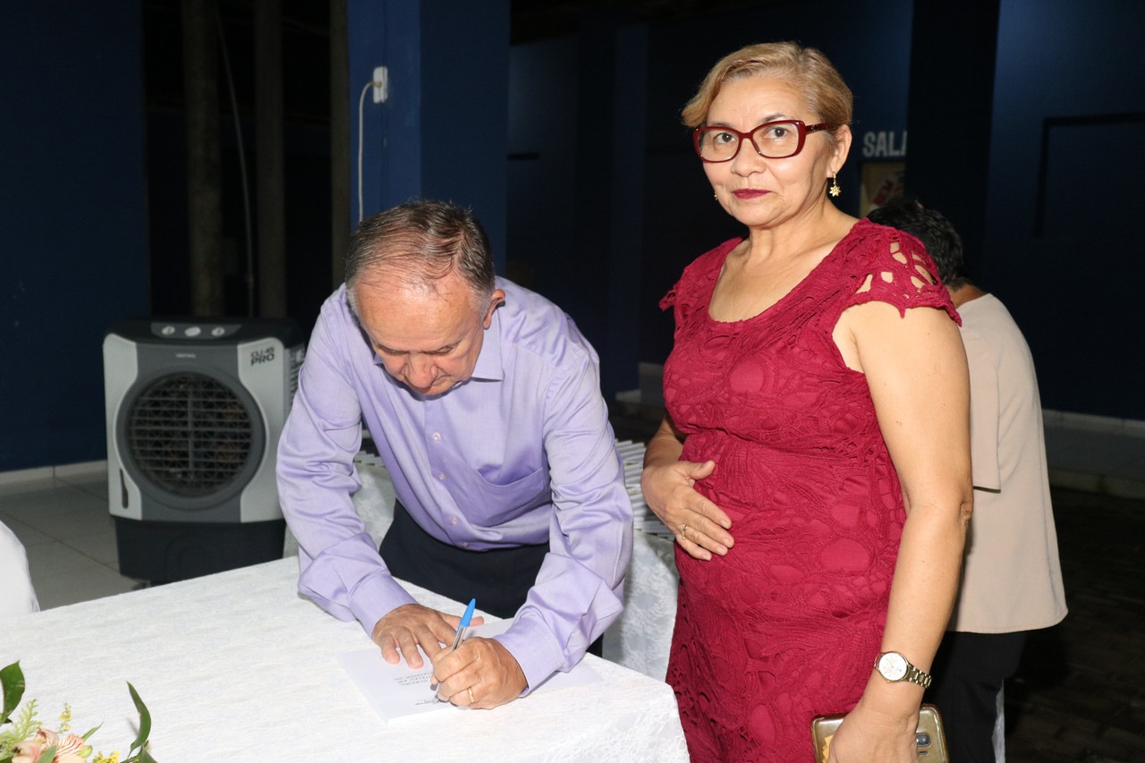 Dr Aristides Reis Pereira lança livro com autógrafos em Monsenhor Gil  - Imagem 21