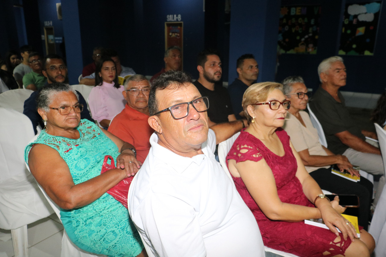 Dr Aristides Reis Pereira lança livro com autógrafos em Monsenhor Gil  - Imagem 33