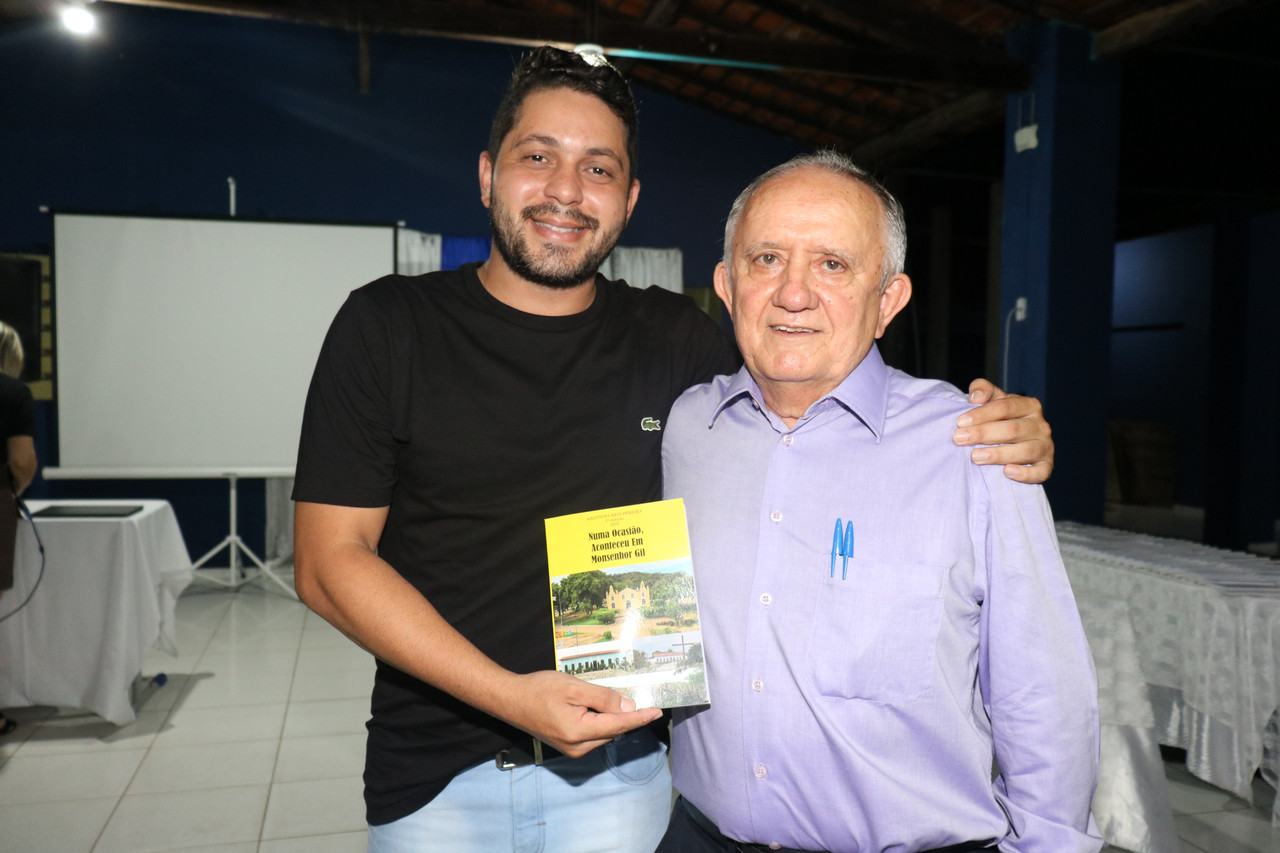 Dr Aristides Reis Pereira lança livro com autógrafos em Monsenhor Gil  - Imagem 18