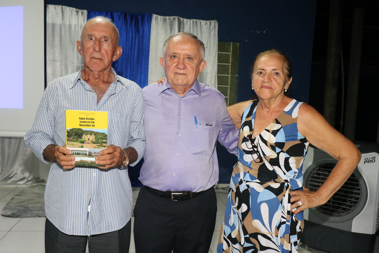 Dr Aristides Reis Pereira lança livro com autógrafos em Monsenhor Gil  - Imagem 17
