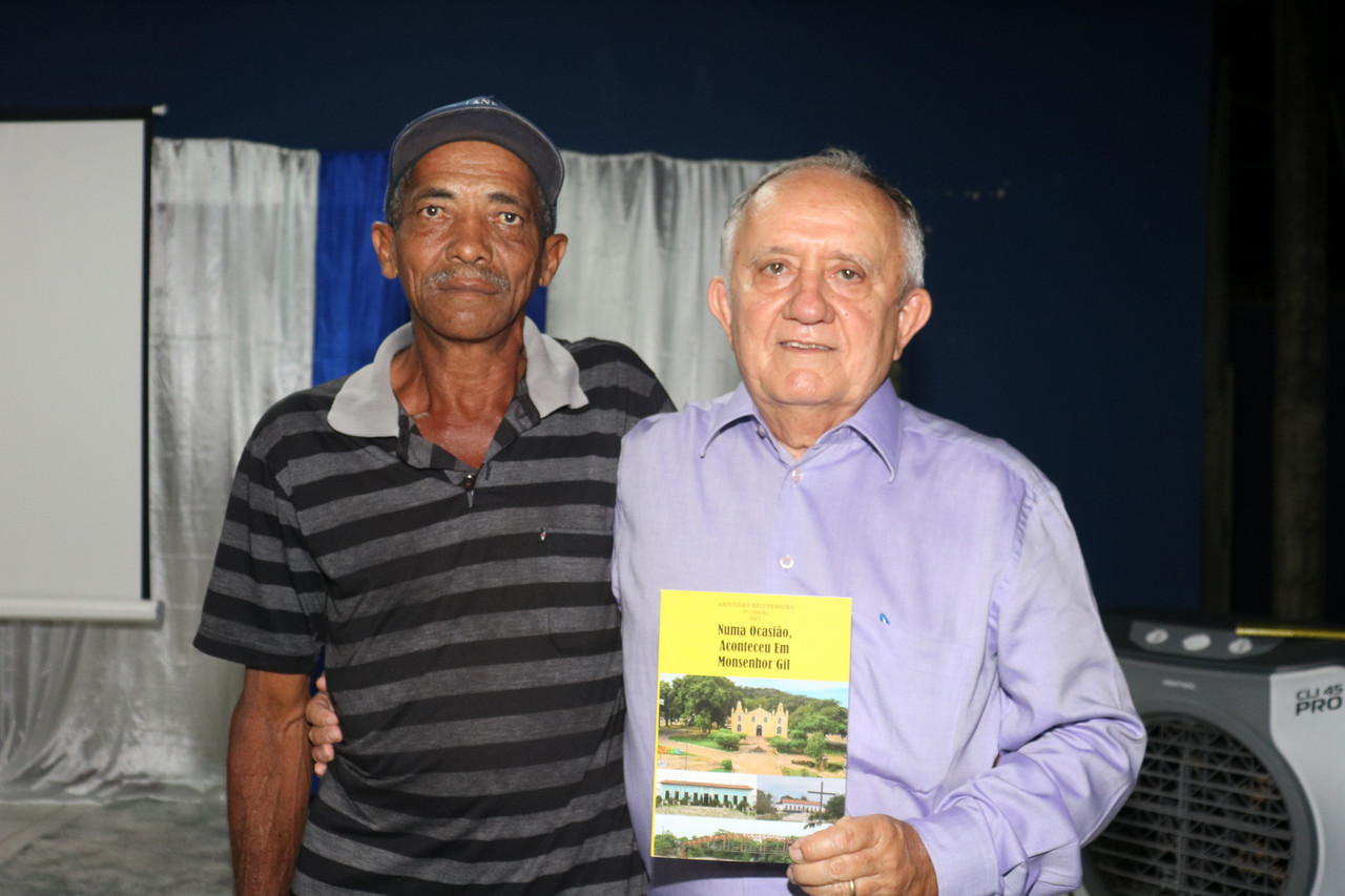 Dr Aristides Reis Pereira lança livro com autógrafos em Monsenhor Gil  - Imagem 32