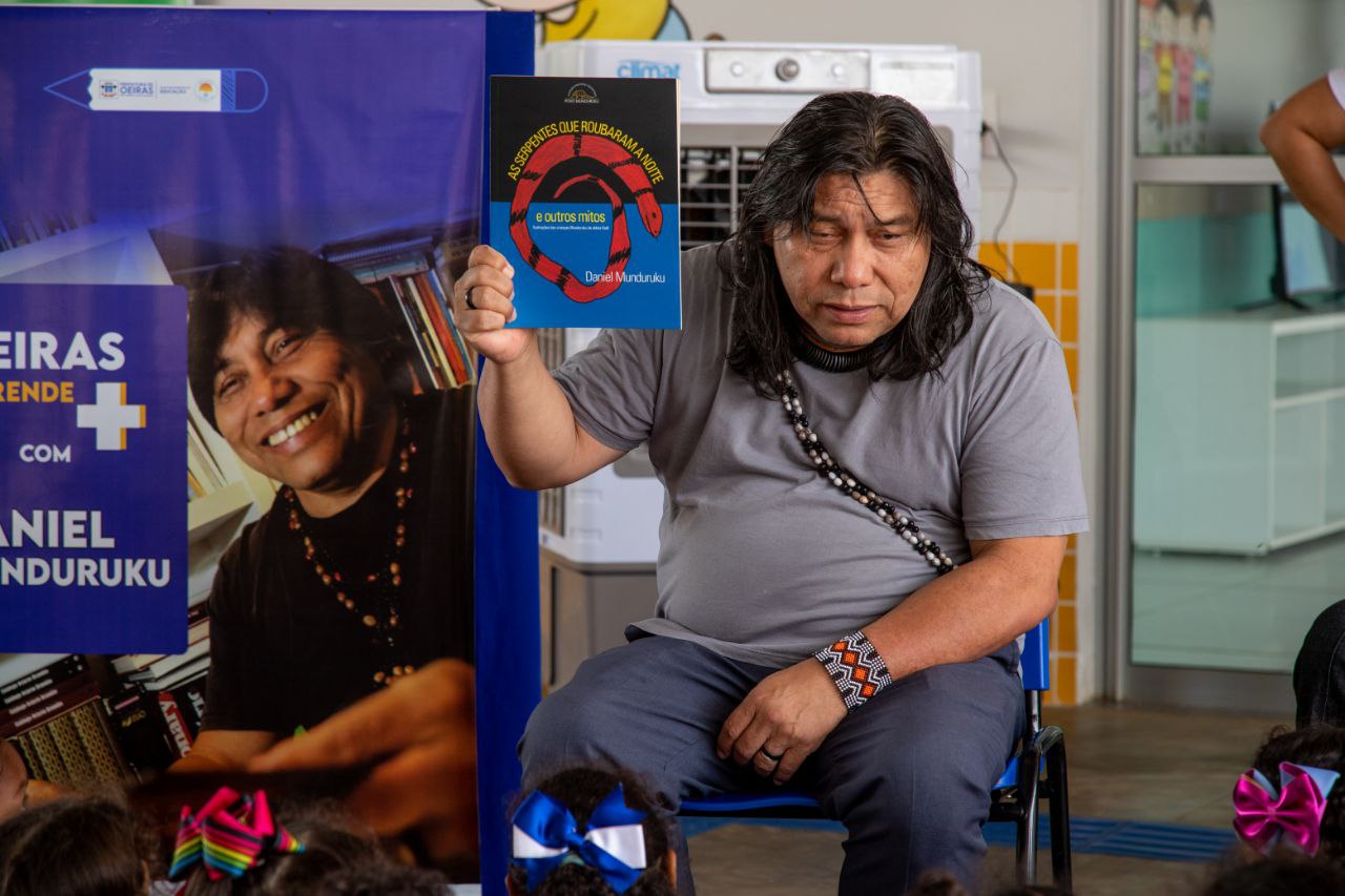 Escritor indígena Daniel Munduruku visita escolas municipais em Oeiras - Imagem 1