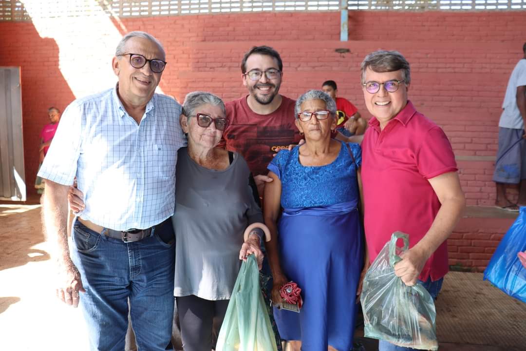 Em Monsenhor Gil centenas de famílias recebem peixes da prefeitura  - Imagem 13