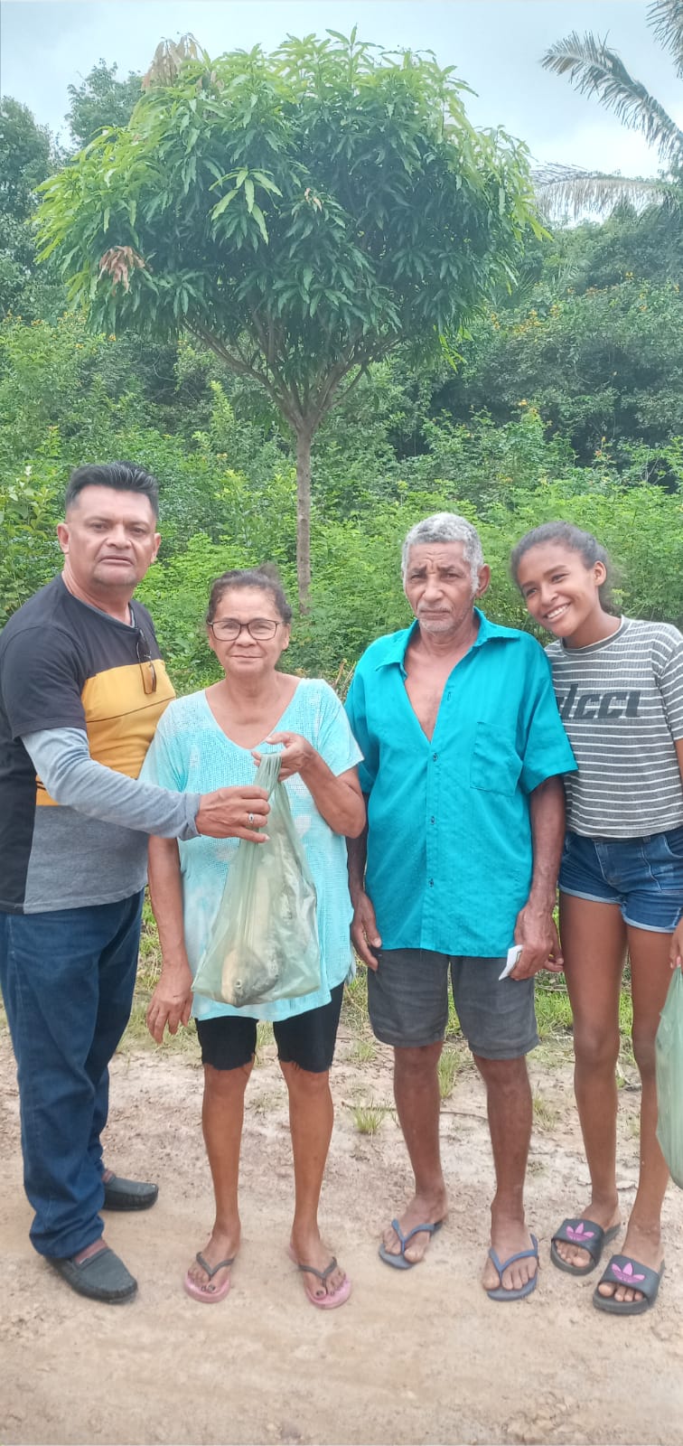 Em Monsenhor Gil centenas de famílias recebem peixes da prefeitura  - Imagem 21