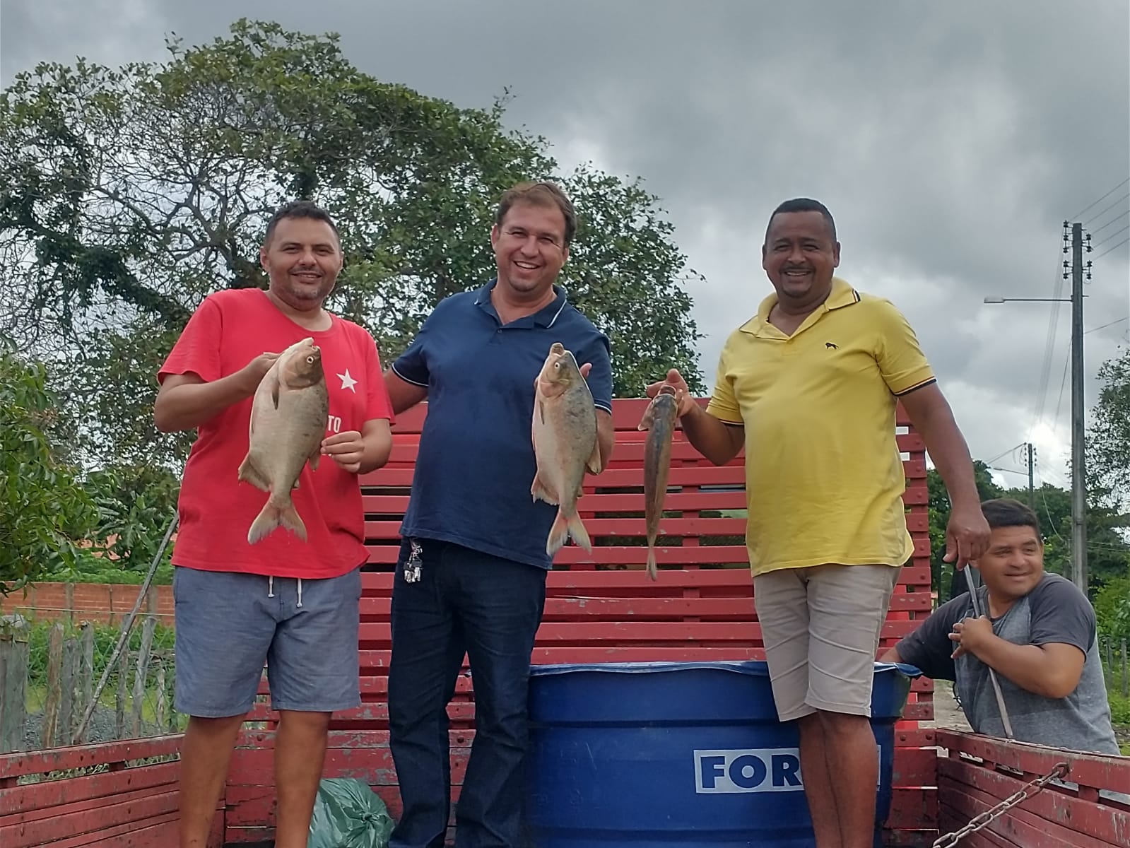 Em Monsenhor Gil centenas de famílias recebem peixes da prefeitura  - Imagem 30