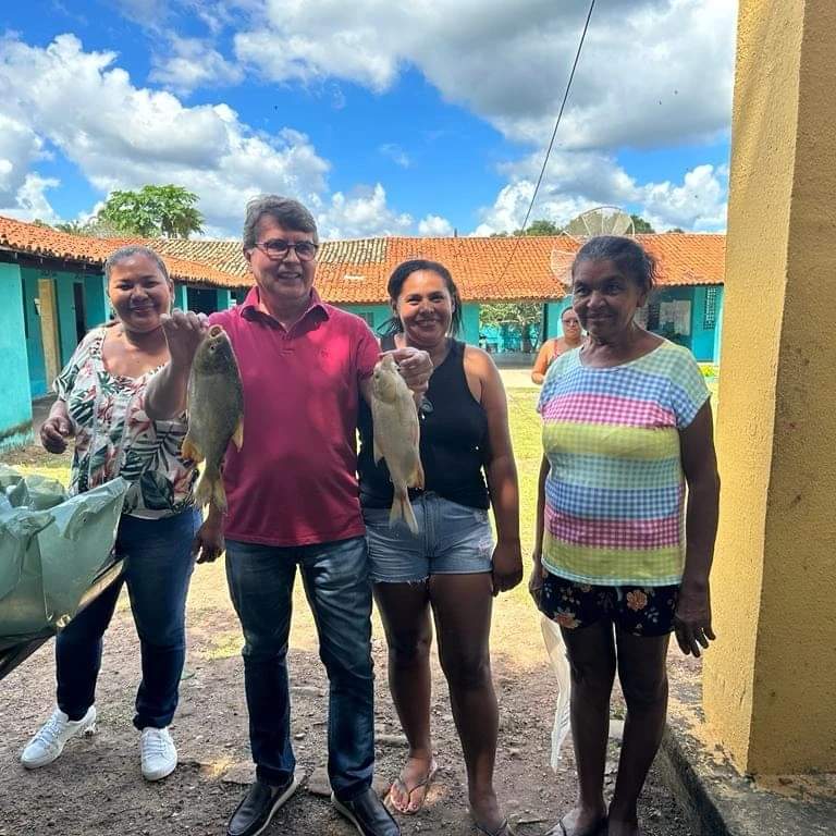 Em Monsenhor Gil centenas de famílias recebem peixes da prefeitura  - Imagem 6