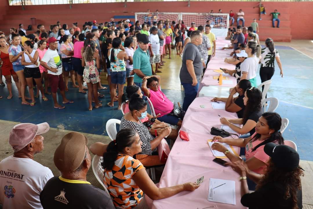 Em Monsenhor Gil centenas de famílias recebem peixes da prefeitura  - Imagem 14