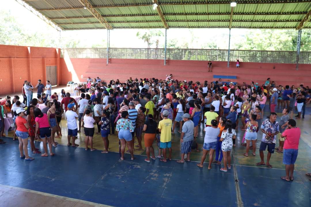 Em Monsenhor Gil centenas de famílias recebem peixes da prefeitura  - Imagem 7