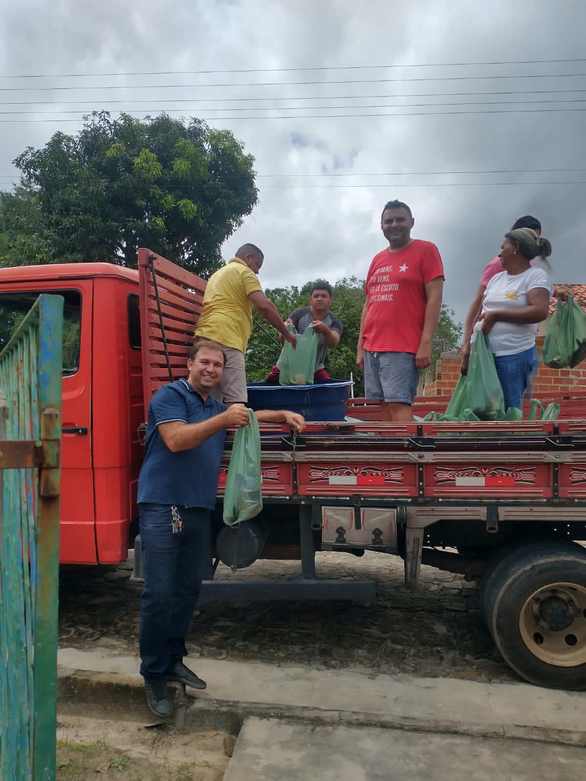 Em Monsenhor Gil centenas de famílias recebem peixes da prefeitura  - Imagem 25
