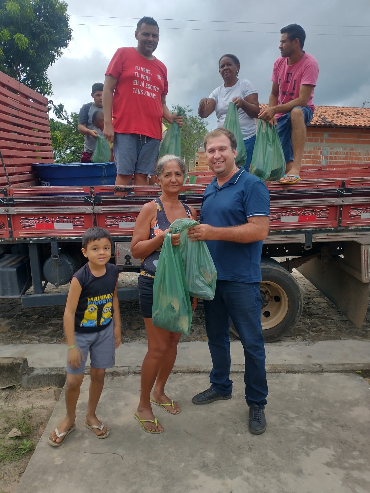 Em Monsenhor Gil centenas de famílias recebem peixes da prefeitura  - Imagem 31