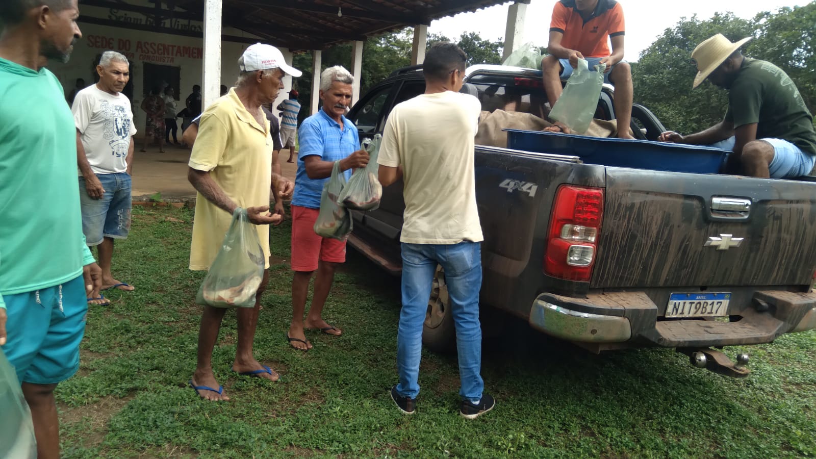 Em Monsenhor Gil centenas de famílias recebem peixes da prefeitura  - Imagem 34