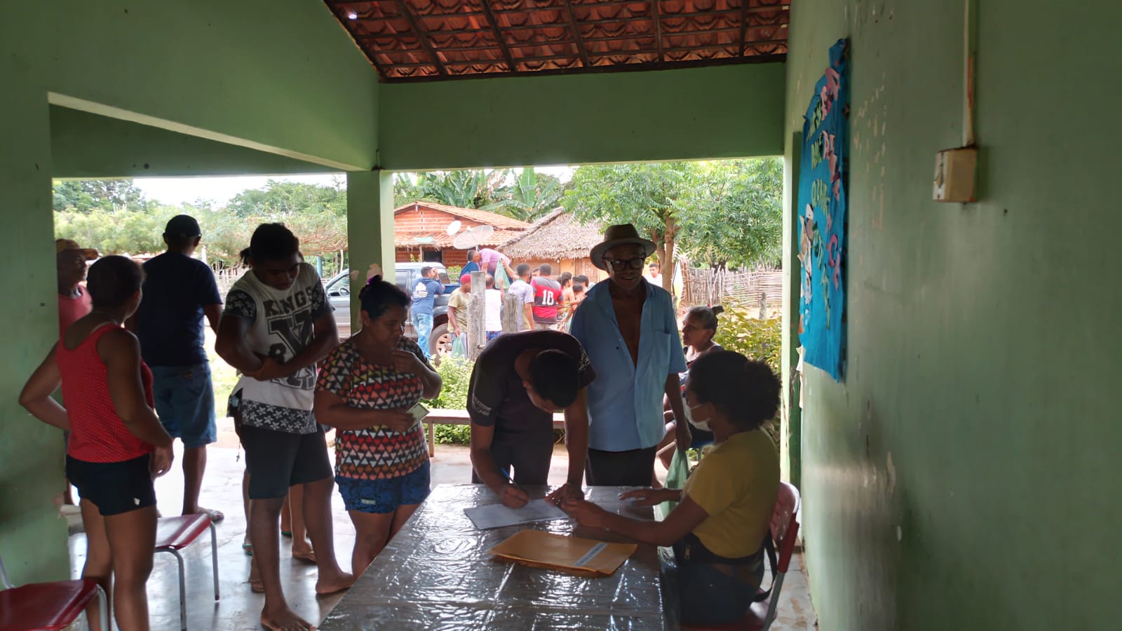 Em Monsenhor Gil centenas de famílias recebem peixes da prefeitura  - Imagem 18
