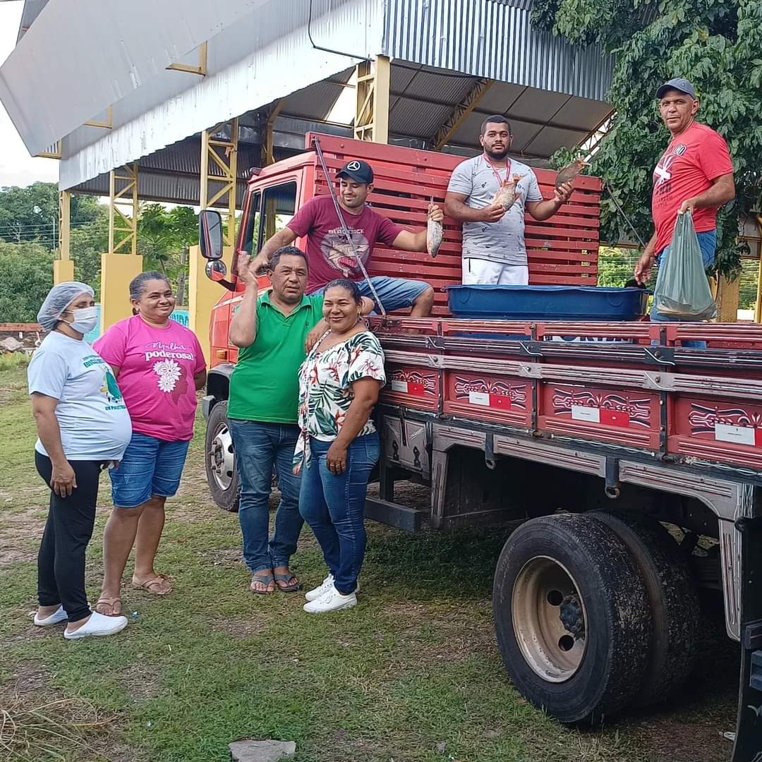 Em Monsenhor Gil centenas de famílias recebem peixes da prefeitura  - Imagem 3