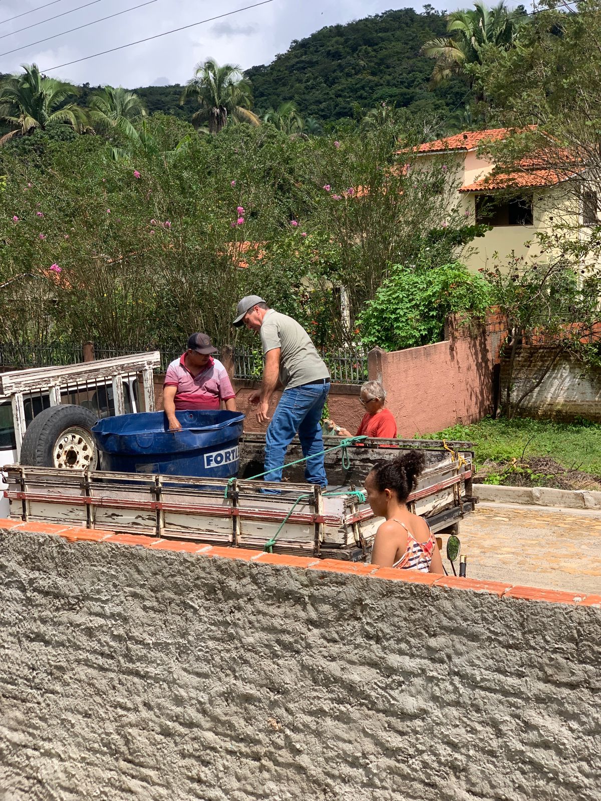 Em Monsenhor Gil centenas de famílias recebem peixes da prefeitura  - Imagem 35