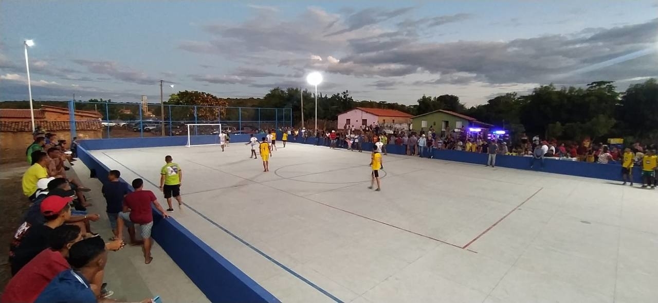 Prefeito Zé Raimundo inaugura quadra de esportes no povoado Caraíbas