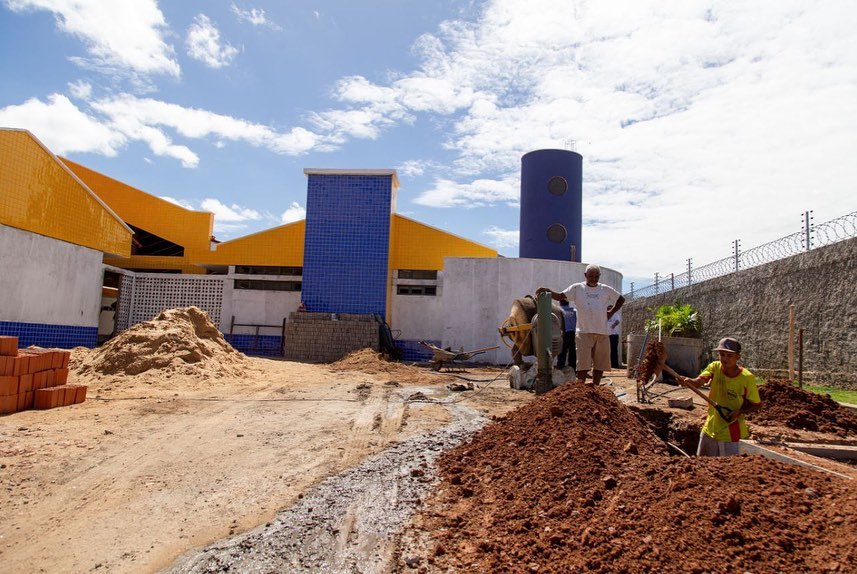 Prefeito visita obra de creche que está sendo finalizada no Bairro Canela  - Imagem 3