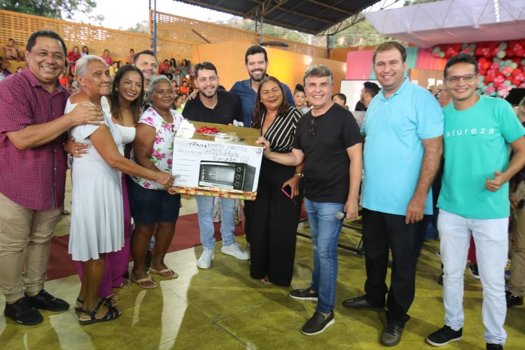 Prefeito João Luiz sorteia em torno de 50 mil reais entre as mães  - Imagem 9