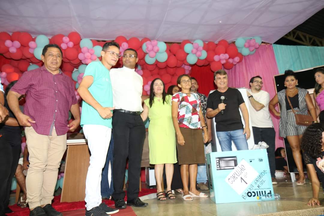 Prefeito João Luiz sorteia em torno de 50 mil reais entre as mães  - Imagem 10