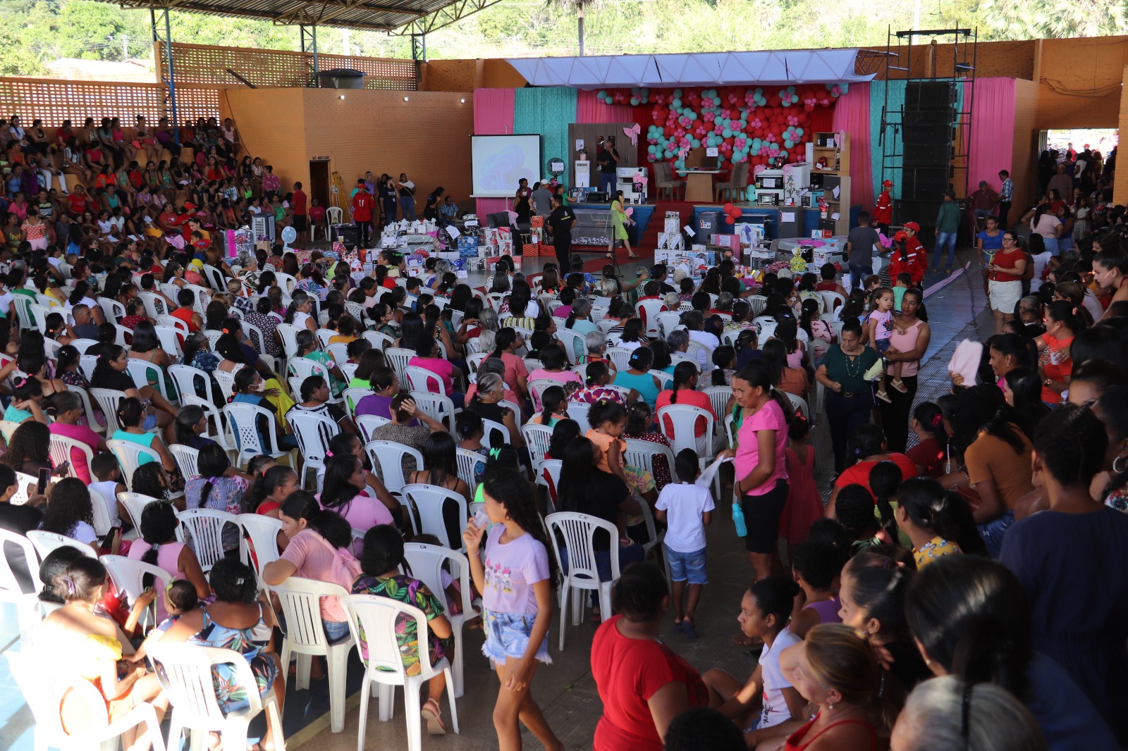 Prefeito João Luiz sorteia em torno de 50 mil reais entre as mães  - Imagem 7