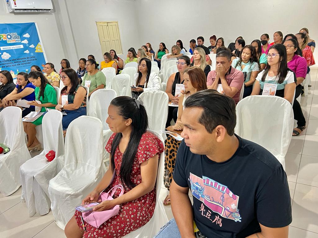 Várias pessoas compareceram ao local para prestigiar o seminário sobre as boas práticas de ensino. (Foto: Divulgação)