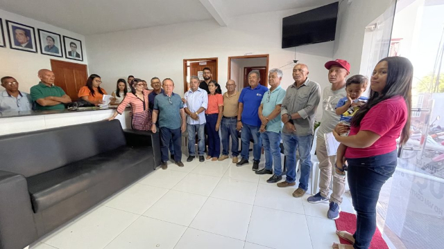 Prefeito Dr. Wagner Coelho realiza entrega de Certidões de Regularização e 