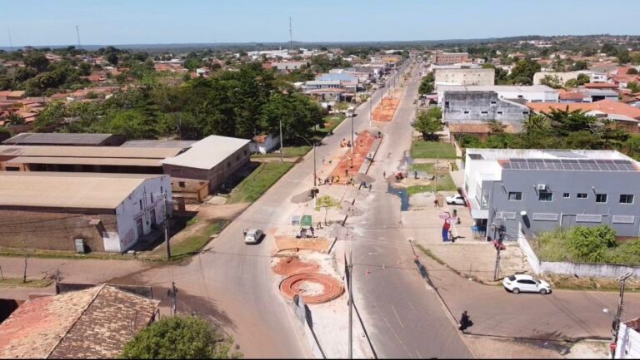 Revitalização do canteiro da avenida Petrônio Portela em Esperantina