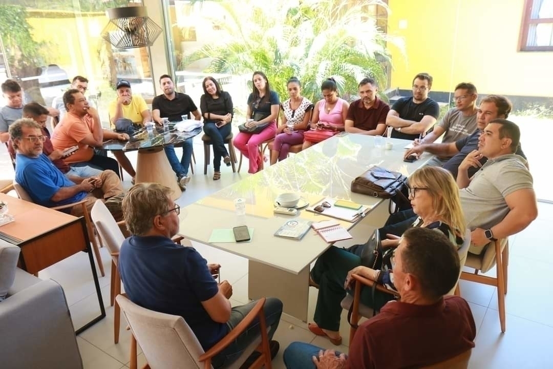 Prefeito reúne equipe e define data da 21a Semana Cultural de Mons. Gil 