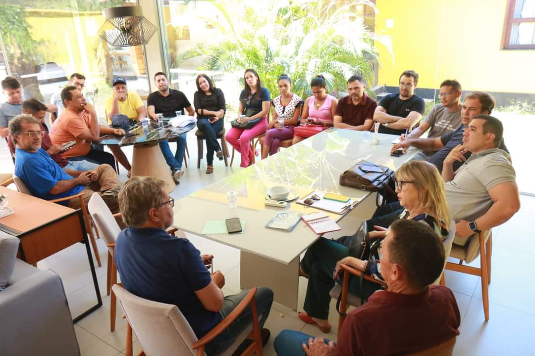 Prefeito reúne equipe e define data da 21a Semana Cultural de Mons. Gil  - Imagem 4