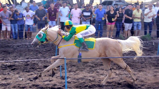 Corrida de Cavalos reúne multidão em Água Branca