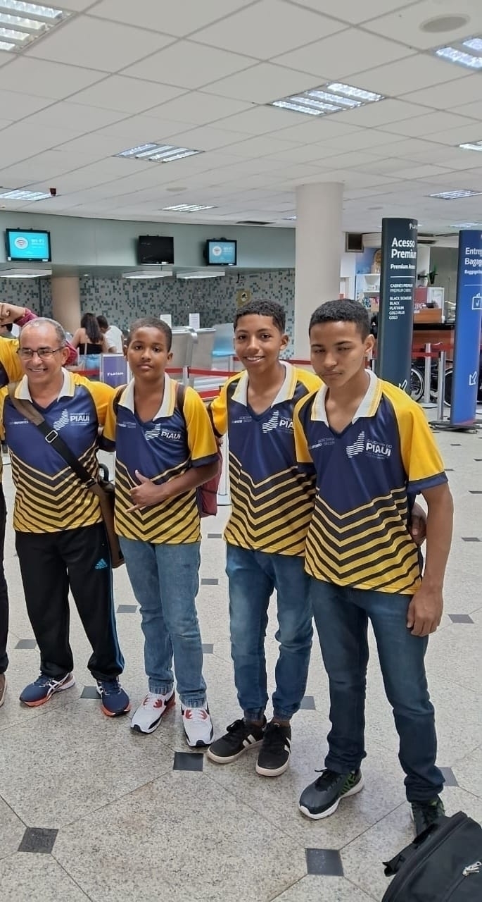 Atletas da Educação Municipal de Monsenhor Gil rumo aos JEPS em Belém (PA)
