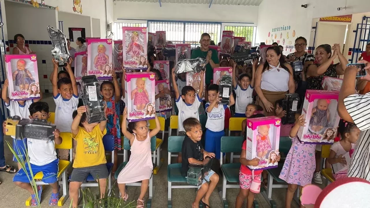 Prefeito Dr.Wagner e Secretária distribuem Brinquedos nas Escolas de Uruçuí - Imagem 1