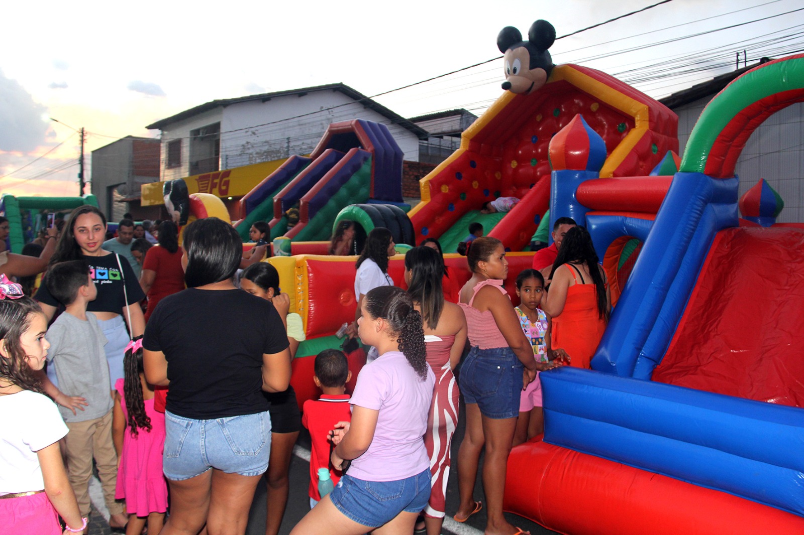 Prefeitura de Água Branca realiza festa das crianças na Praça de Eventos