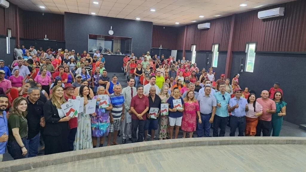 Prefeitura entrega registros de imóveis aos moradores do Bairro Liberdade - Imagem 17