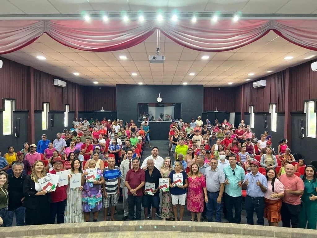 Prefeitura entrega registros de imóveis aos moradores do Bairro Liberdade - Imagem 11