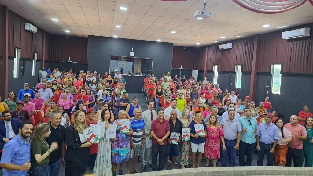 Prefeitura entrega registros de imóveis aos moradores do Bairro Liberdade - Imagem 14
