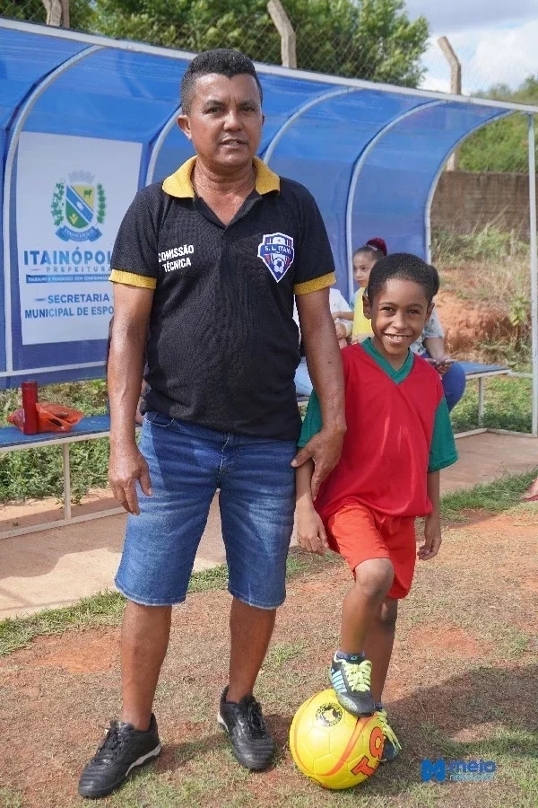 Vicentinho, ao lado de aluno da Escola Cristina Maria de Oliveira