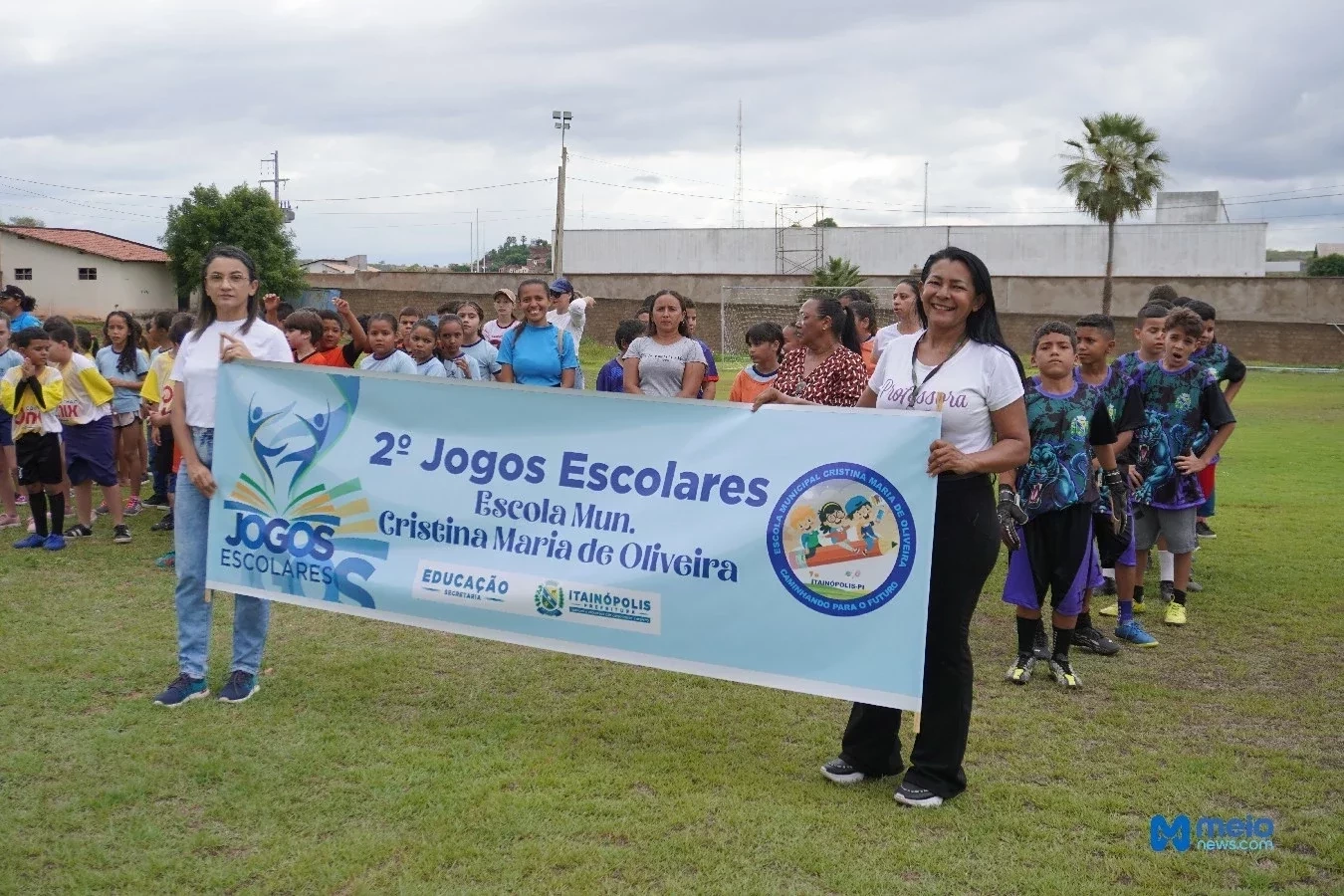 Simone Campos (Diretora) e Derci (Professora de Educação Física)