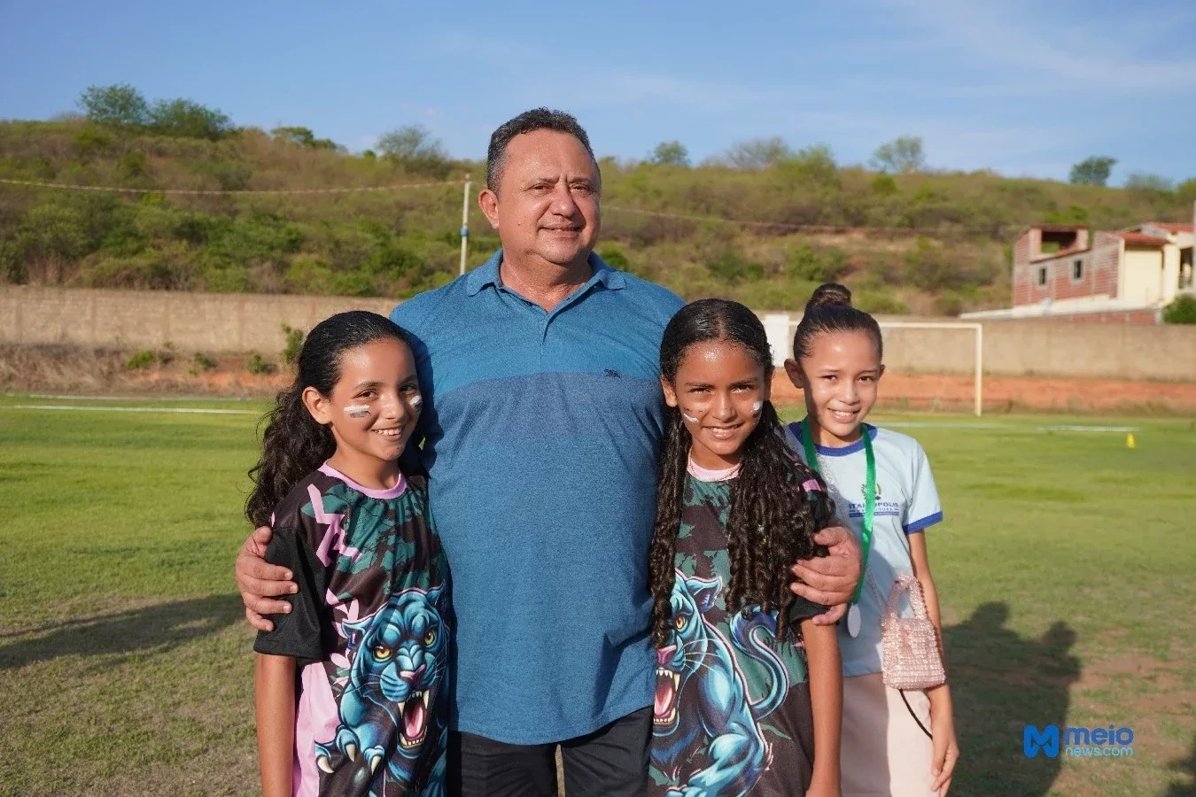 Miguel Rodrigues (Prefeito de Itainópolis) ao lado de alunas da Escola Cristina Maria de Oliveira
