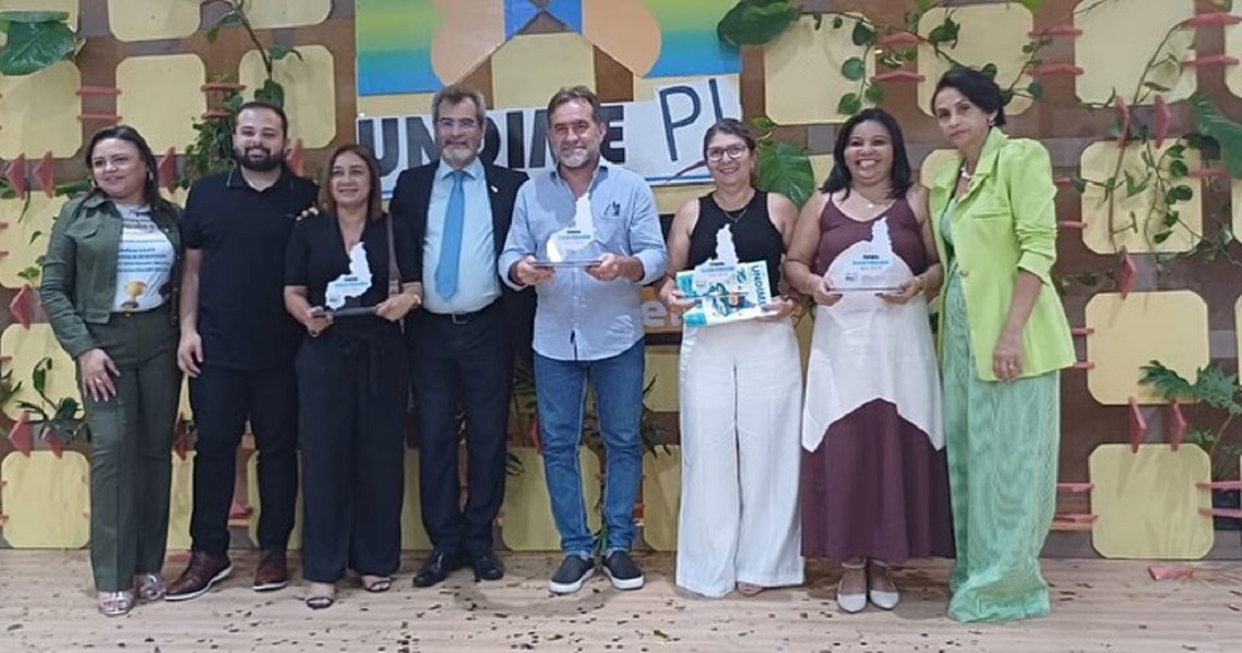 Prefeito Zé Raimundo recebe Prêmio Gestor Educador 2024