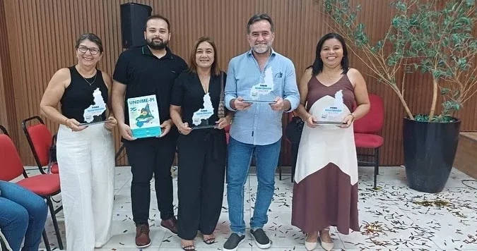 Prefeito Zé Raimundo recebe Prêmio Gestor Educador 2024 - Imagem 2